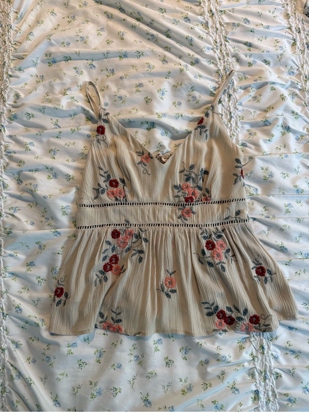 NWOT Francesca’s Embroidered Cream & Pink Floral V-Neck Peplum Camisole Cottage - Picture 4 of 9